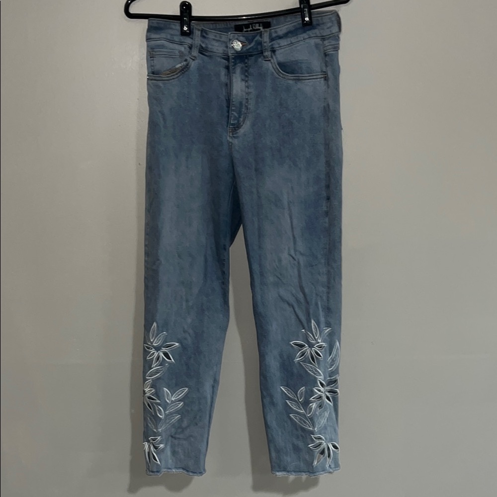 Joseph Ribkoff Blue Ankle Cropped Jeans with White Embroidery